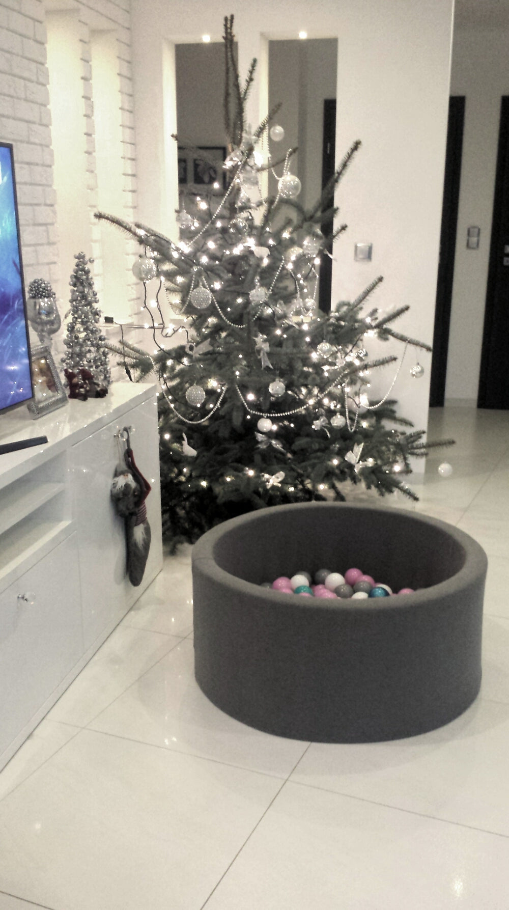 Ball Pit + 200 Balls (colour of your choice)