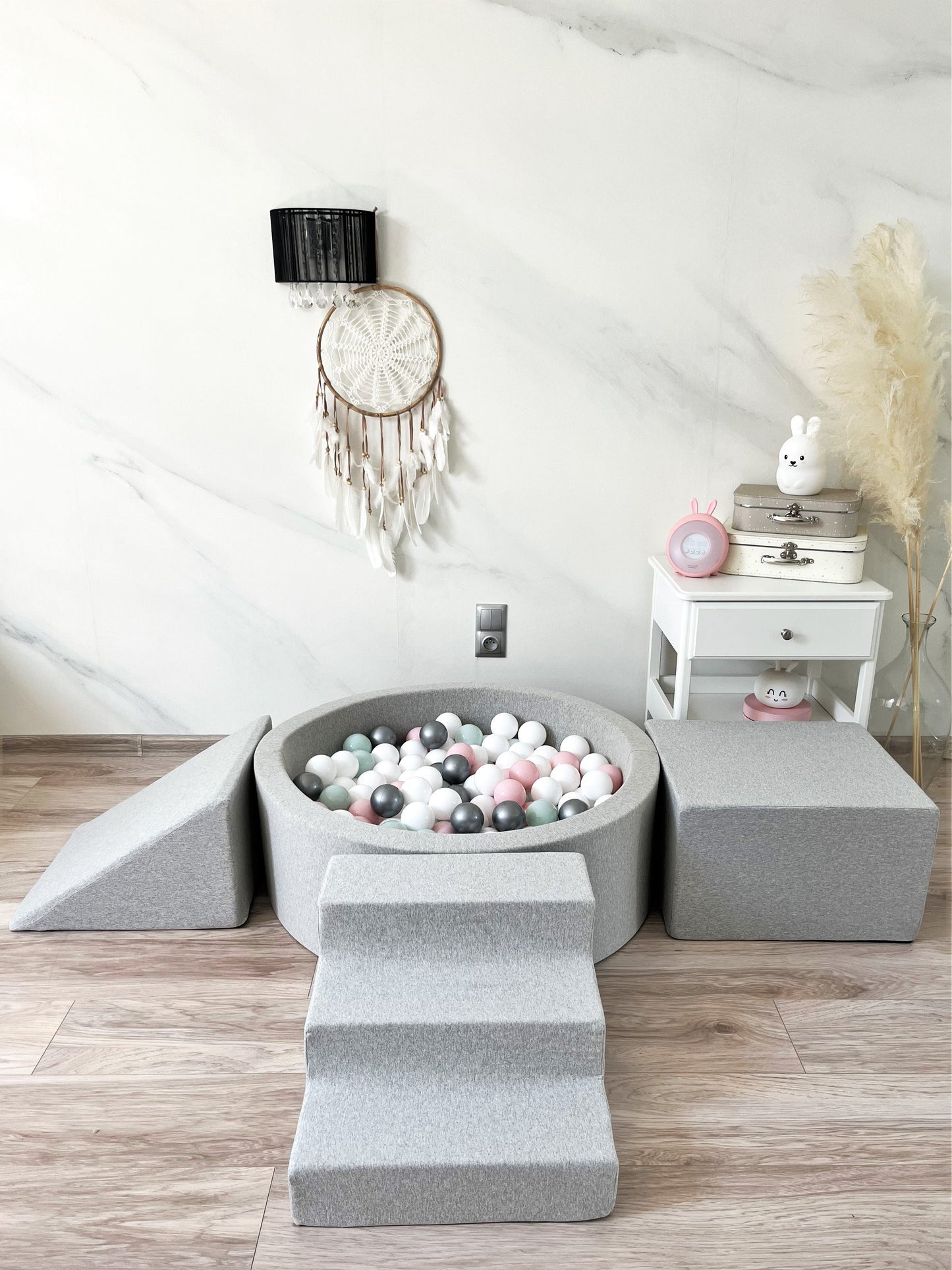 Grey Foam Soft Play & Ball Pit - 200 Balls